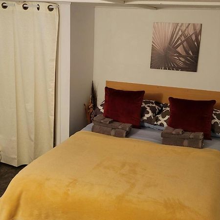 Lower Level Apt 6Ft High Close To Hwy Netflix Wifi Apartment Edmundston Luaran gambar