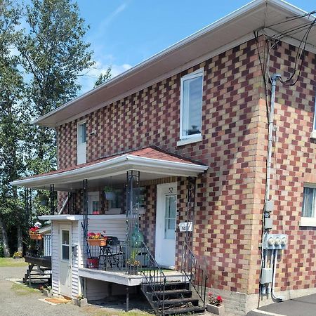 Lower Level Apt 6Ft High Close To Hwy Netflix Wifi Apartment Edmundston Luaran gambar