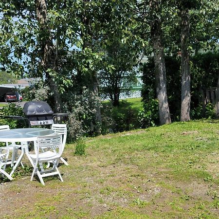 Lower Level Apt 6Ft High Close To Hwy Netflix Wifi Apartment Edmundston Luaran gambar