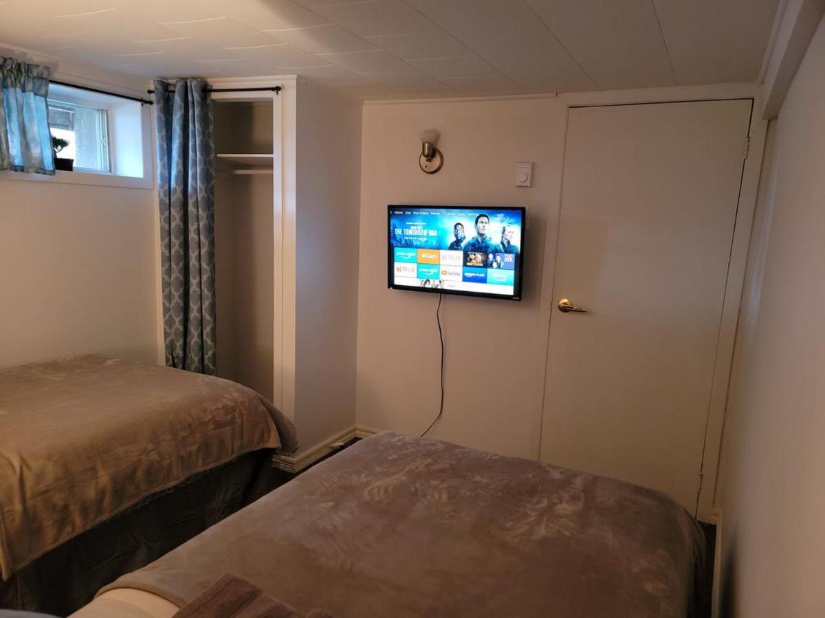 Lower Level Apt 6Ft High Close To Hwy Netflix Wifi Apartment Edmundston Luaran gambar