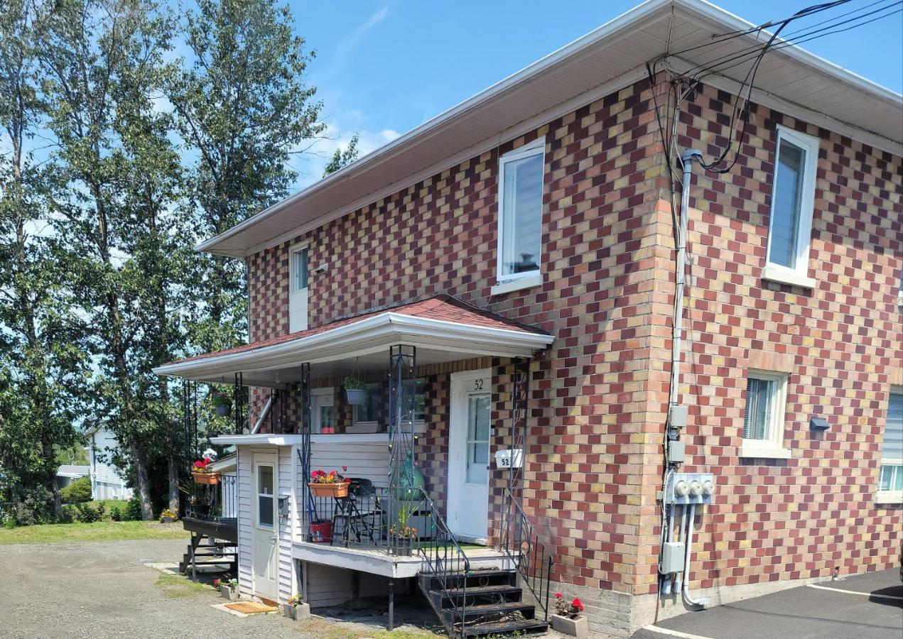 Lower Level Apt 6Ft High Close To Hwy Netflix Wifi Apartment Edmundston Luaran gambar