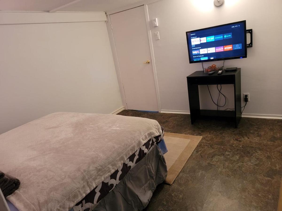 Lower Level Apt 6Ft High Close To Hwy Netflix Wifi Apartment Edmundston Luaran gambar