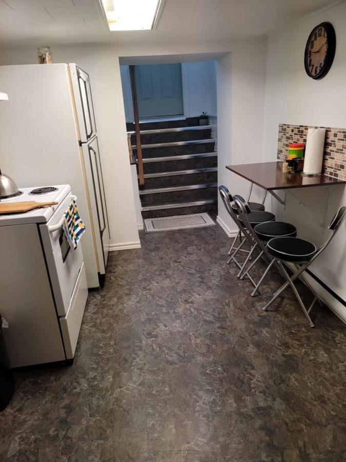 Lower Level Apt 6Ft High Close To Hwy Netflix Wifi Apartment Edmundston Luaran gambar