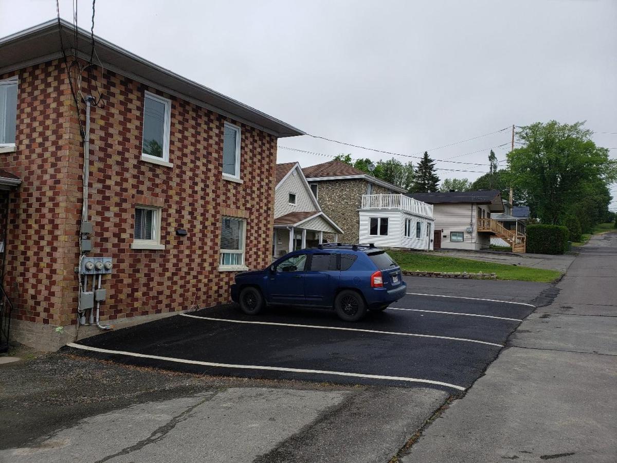 Lower Level Apt 6Ft High Close To Hwy Netflix Wifi Apartment Edmundston Luaran gambar
