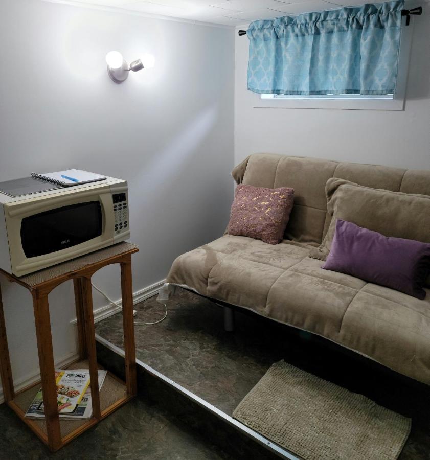 Lower Level Apt 6Ft High Close To Hwy Netflix Wifi Apartment Edmundston Luaran gambar